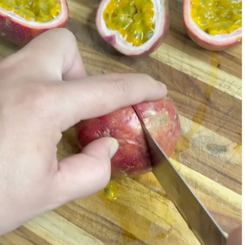 Step 1 Prepare the passion fruit Passion fruit sauce with mayonnaise