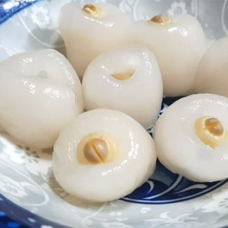 Step 2 Prepare the rambutan for the lotus seed dessert