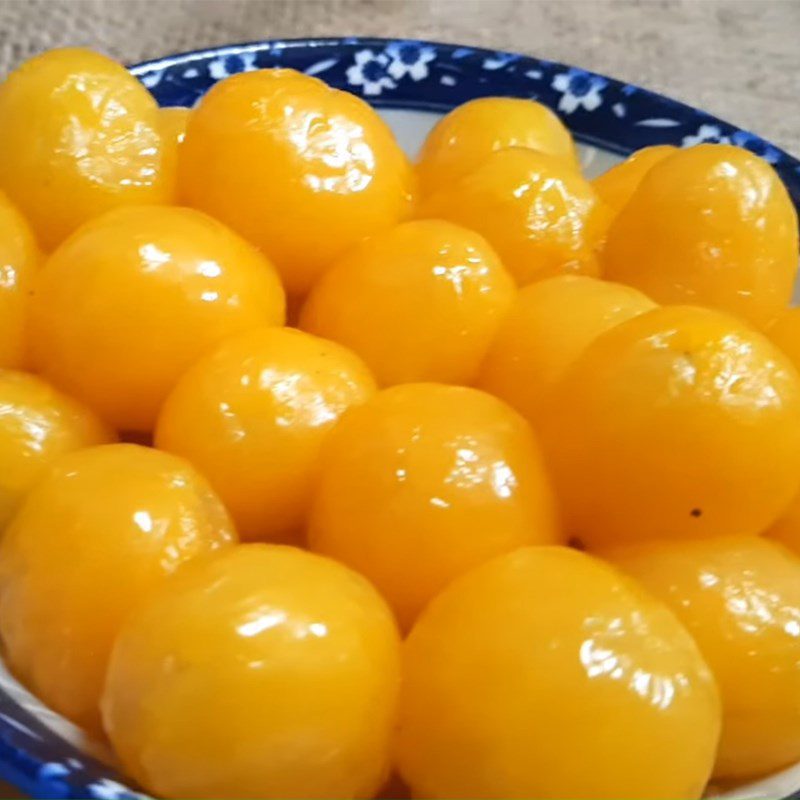 Step 2 Prepare the rambutan for the lotus seed dessert