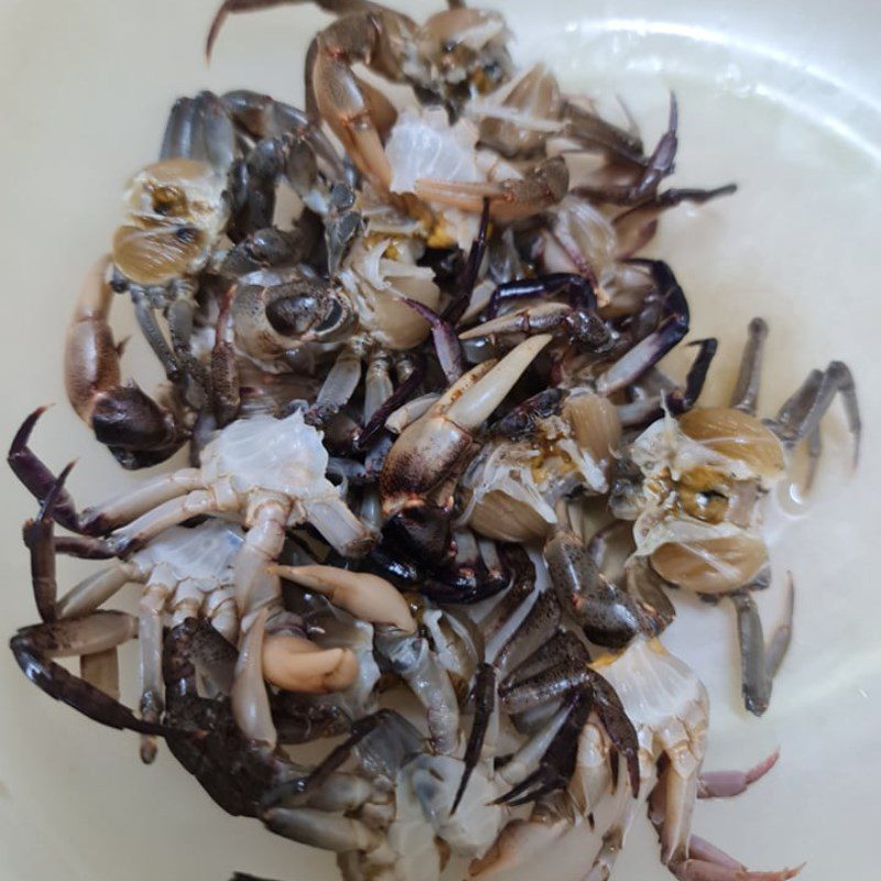 Step 2 Prepare the freshwater crab Crab soup with starfruit