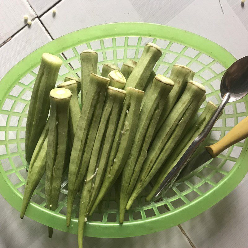 Step 3 Prepare other ingredients for stir-fried okra with pork belly