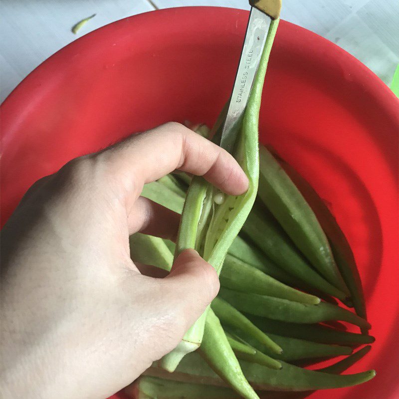 Step 3 Prepare other ingredients for stir-fried okra with pork belly