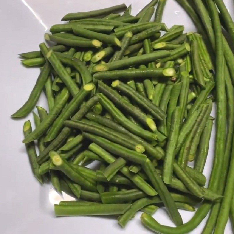 Step 1 Prepare the long beans Salted egg stir-fried long beans