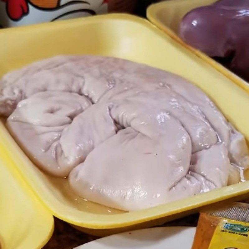 Step 3 Pre-processing pig intestines for pig offal stew