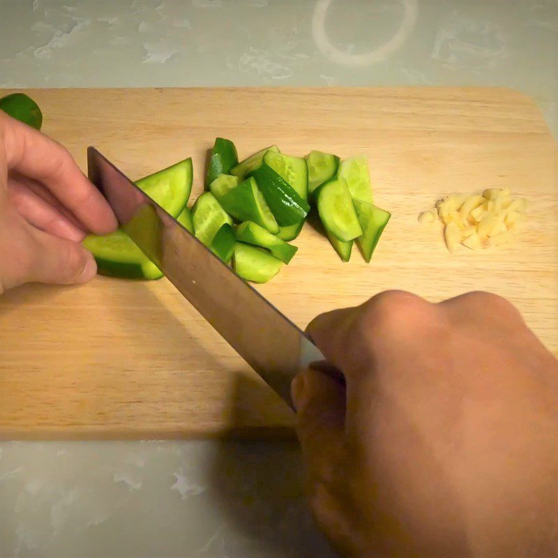 Step 1 Prepare the cucumber Stir-fried cucumber (cucumber) with eggs