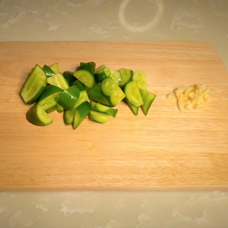 Step 1 Prepare the cucumber Stir-fried cucumber (cucumber) with eggs