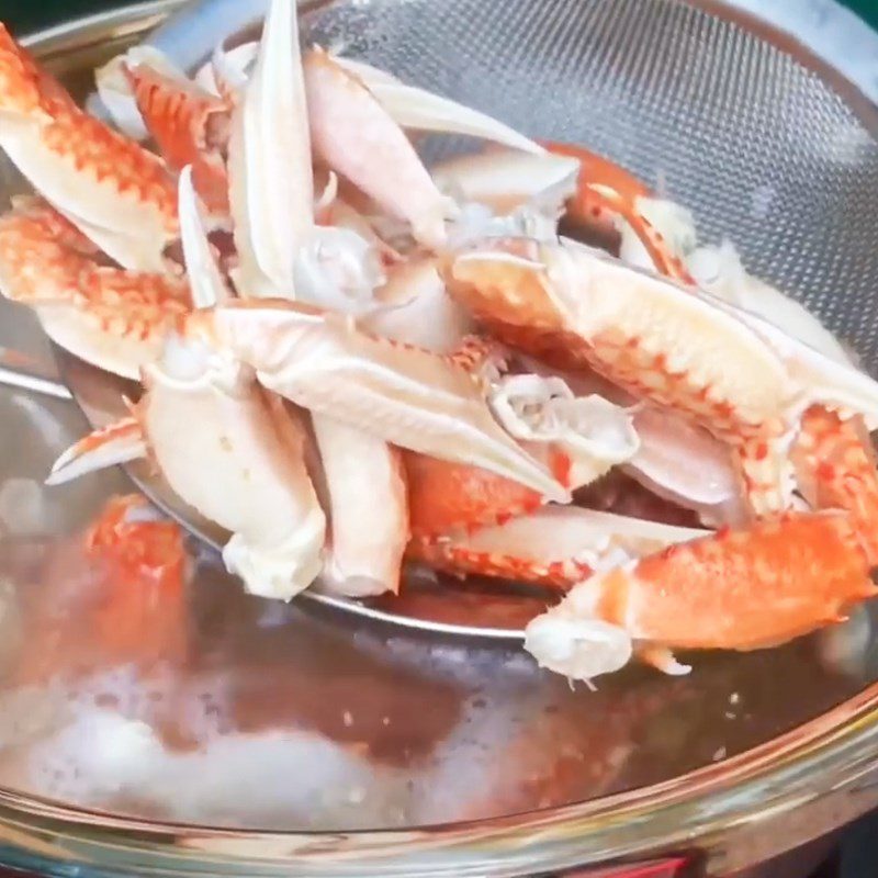 Step 1 Prepare the crab, boil the crab Garlic Butter Stir-Fried Crab