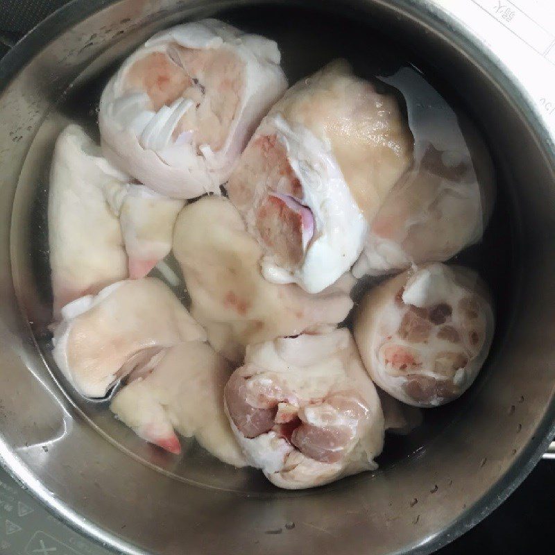 Step 1 Prepare pig's trotters for Papaya Soup