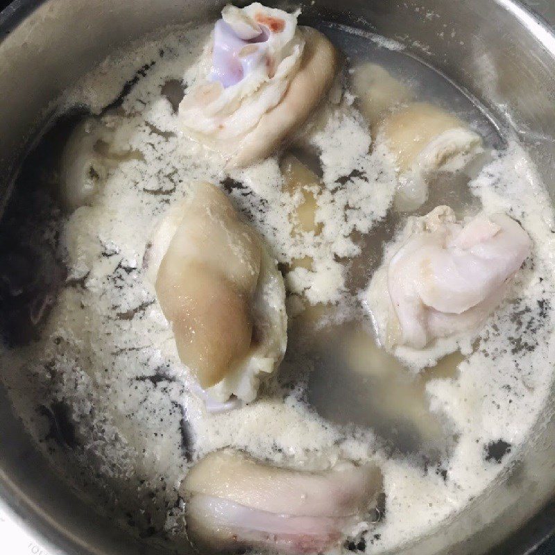 Step 1 Prepare the pork leg for the papaya pork leg soup