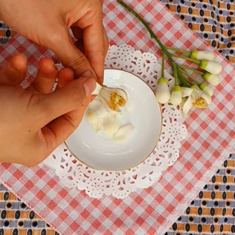 Step 1 Prepare grapefruit flowers Grapefruit flower syrup