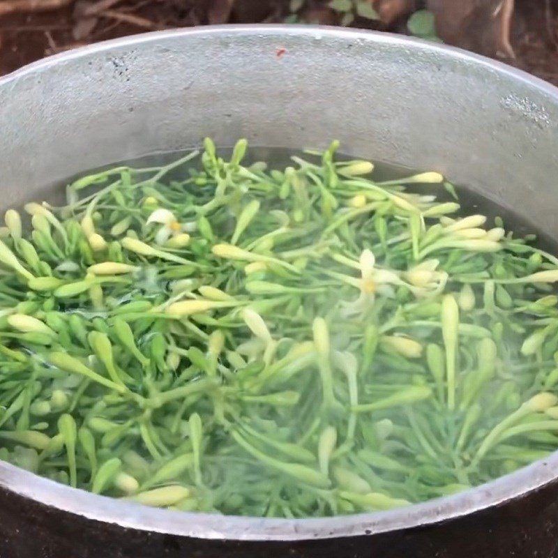 Step 1 Prepare papaya flowers Stir-fried male papaya flowers with beef