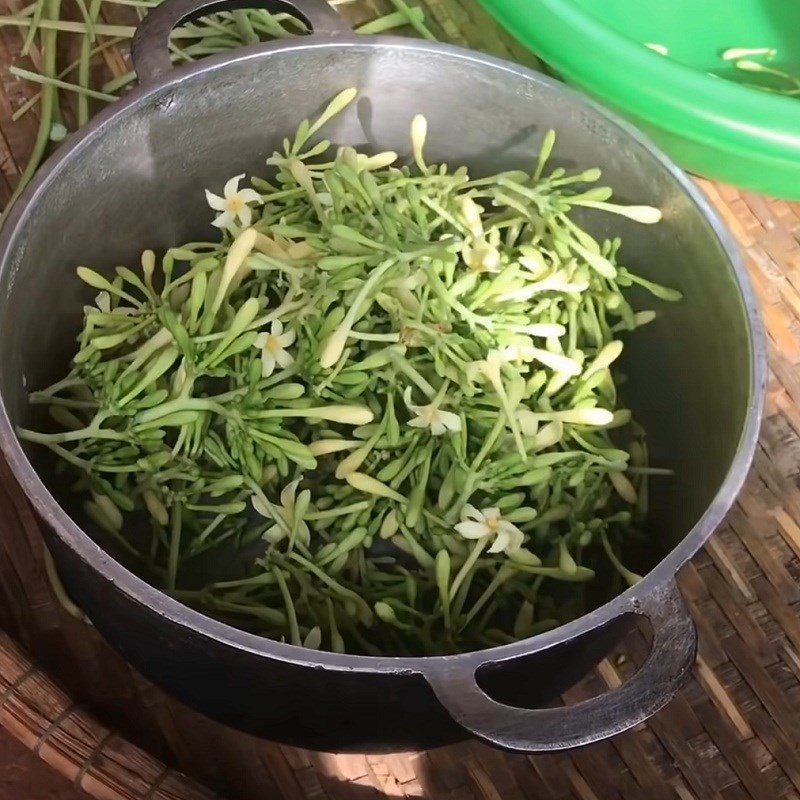 Step 1 Prepare papaya flowers Stir-fried male papaya flowers with beef