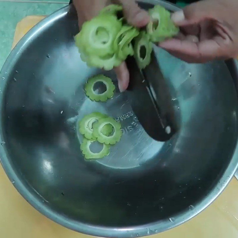 Step 2 Prepare the ingredients for bitter melon (bitter gourd) meatball soup