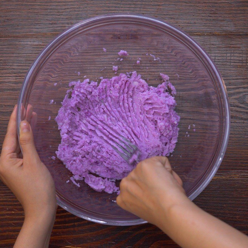 Step 1 Prepare the yam for Crispy Fried Yam Cake