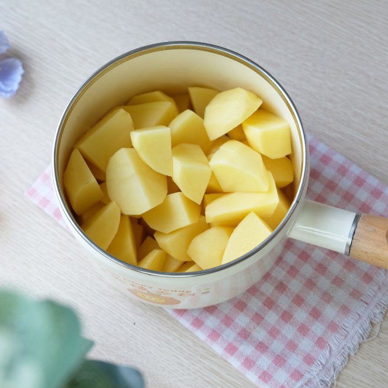 Step 1 Prepare the ingredients for French fries