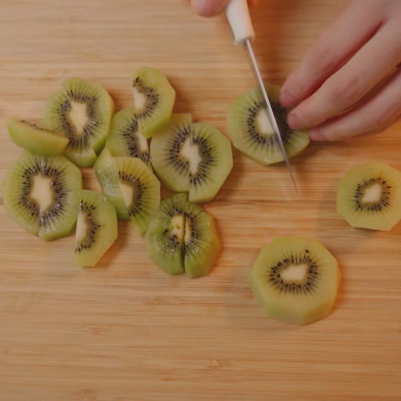 Step 5 Preparing the kiwi Kiwi heart-shaped cake