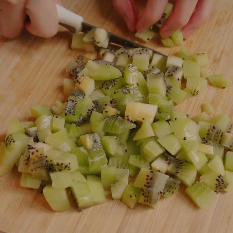 Step 5 Prepare kiwi Heart-shaped kiwi cake