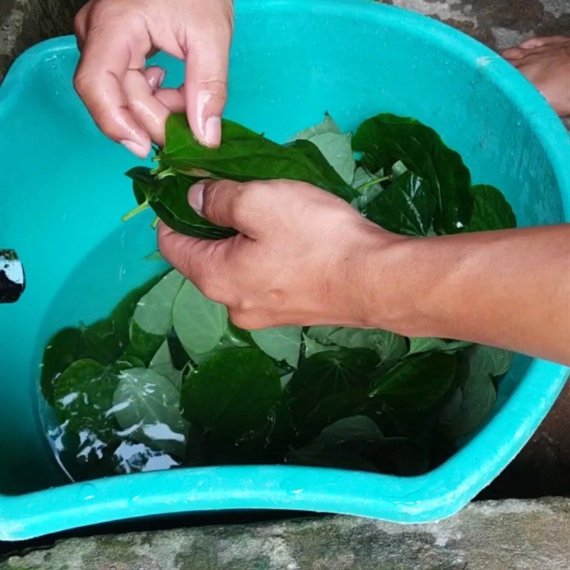 Step 2 Prepare the wild betel leaves for stir-fried pork with wild betel leaves