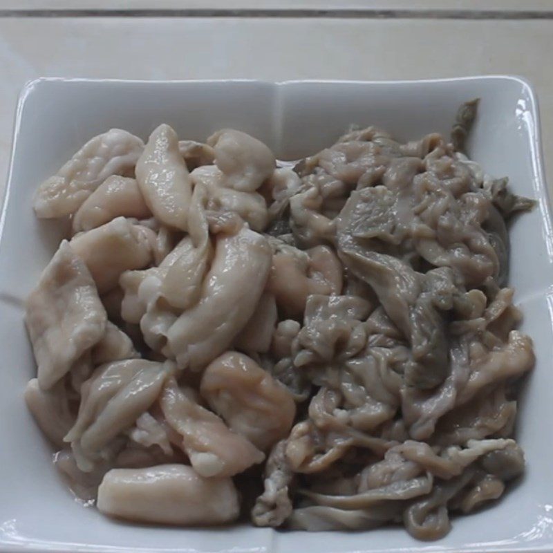 Step 1 Prepare goat intestines Goat intestines stir-fried with pineapple