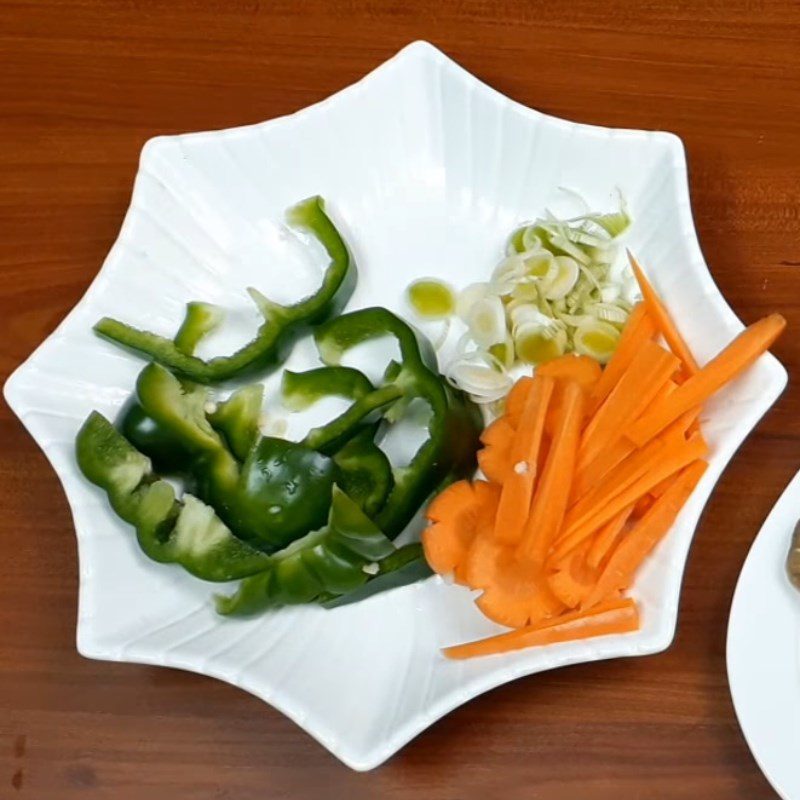 Step 1 Prepare the ingredients for stir-fried Napa cabbage with chicken thigh mushrooms