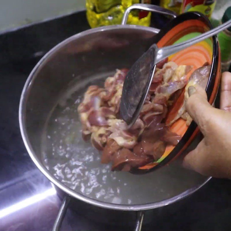 Step 1 Prepare chicken intestines and young eggs Stir-fried Young Eggs with Garlic Butter and Water Spinach