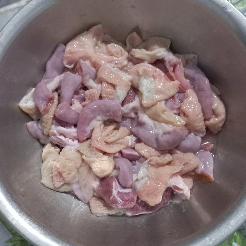 Step 1 Prepare the pig intestines Fried pig intestines with garlic and chili