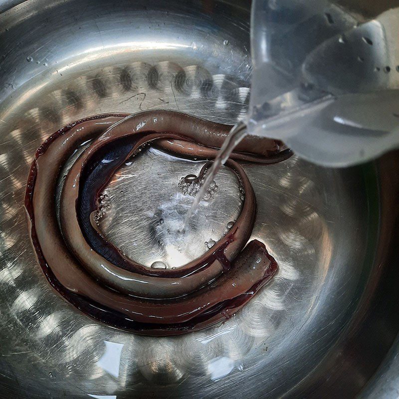 Step 1 Prepare the eel Stir-fried eel