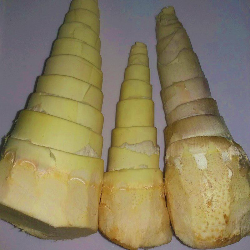 Step 1 Prepare the bamboo shoots for boiling and preserving fresh bamboo shoots in the refrigerator