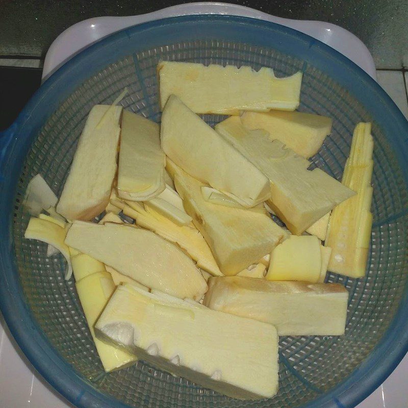 Step 1 Prepare the bamboo shoots for boiling and preserving fresh bamboo shoots in the refrigerator