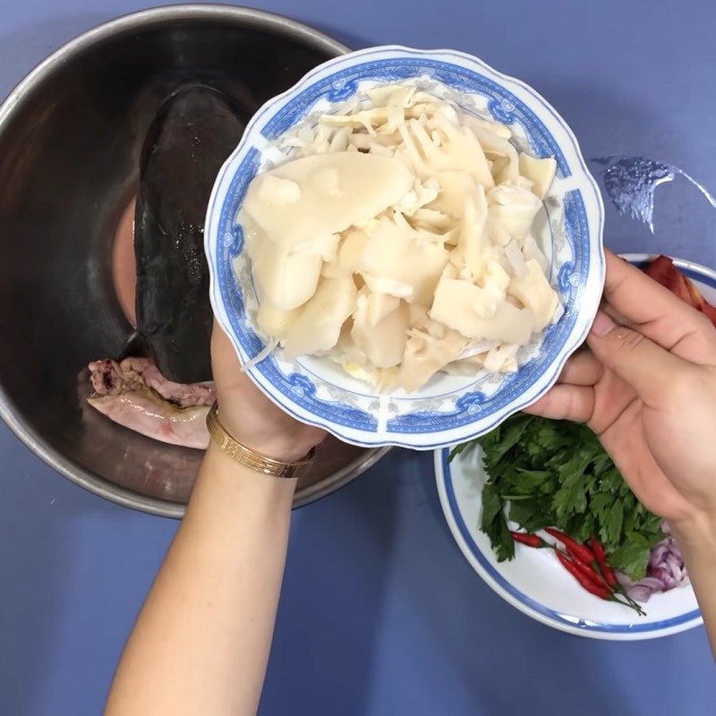 Step 3 Prepare the other ingredients Sour fish soup with bamboo shoots