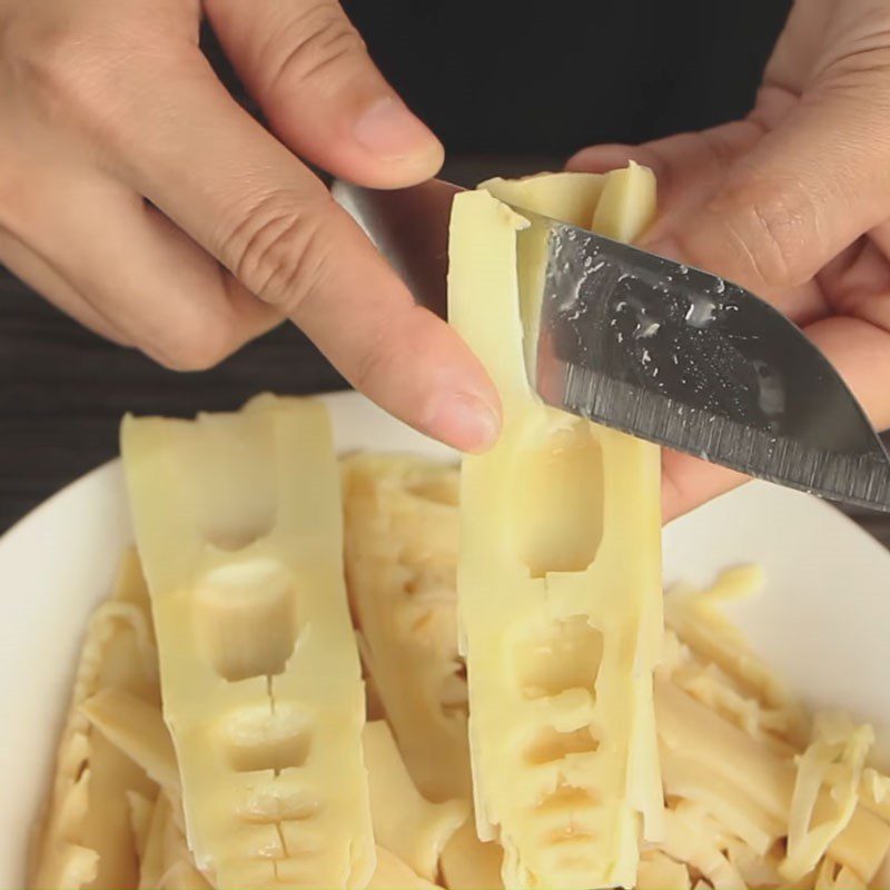 Step 2 Preparing fresh bamboo shoots for braised pig's trotters