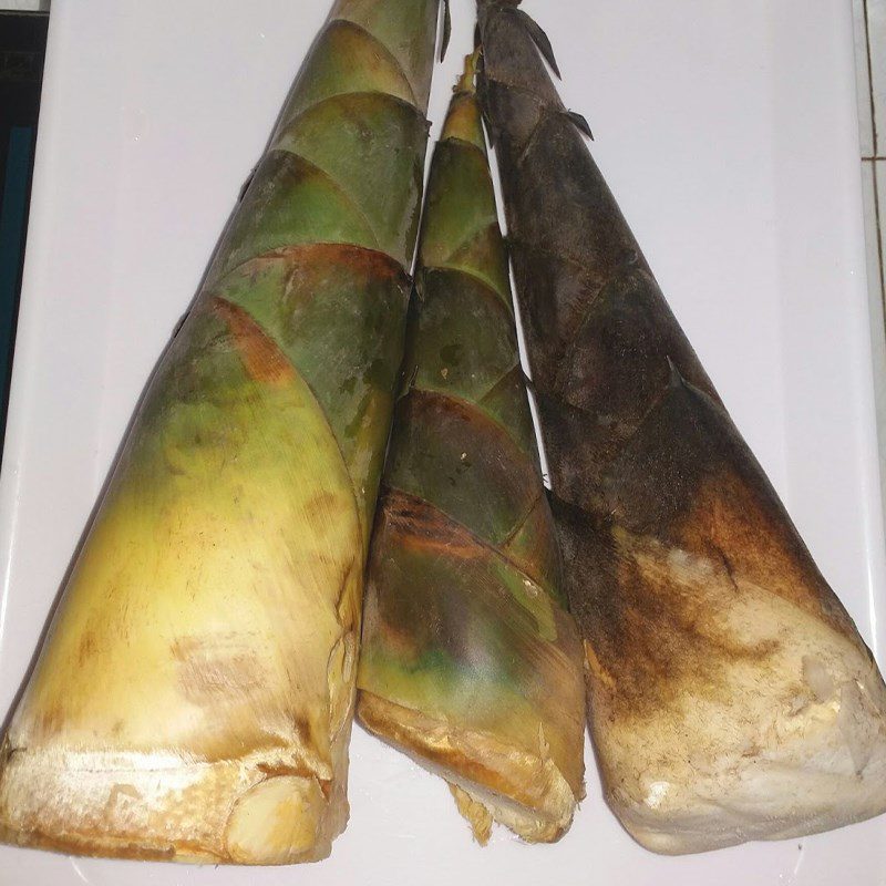 Step 1 Prepare the bamboo shoots for boiling and preserving fresh bamboo shoots in the refrigerator