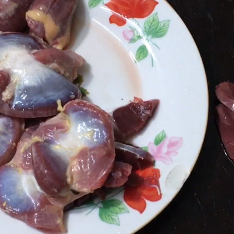 Step 1 Prepare chicken gizzards Stir-Fried Chicken Gizzards with Loofah