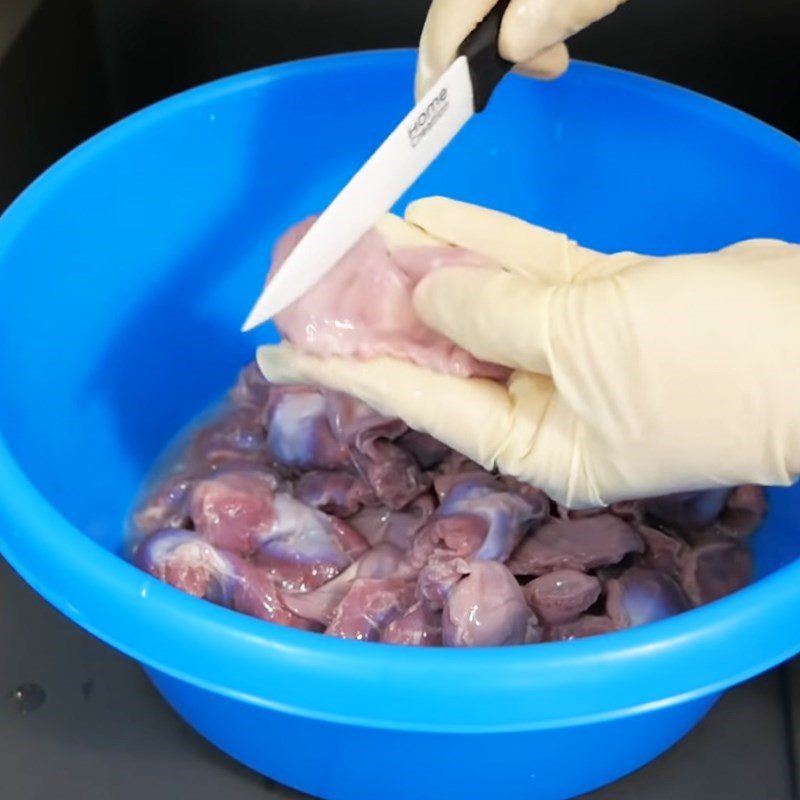 Step 1 Prepare the chicken gizzards Stir-Fried Gourd with Chicken Gizzards