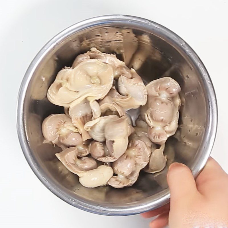 Step 1 Prepare the chicken gizzards Fried Chicken Gizzards with Salt and Chili