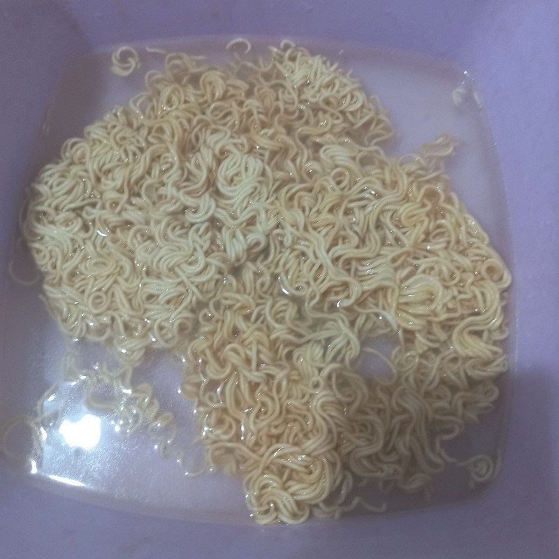 Step 1 Prepare instant noodles Stir-fried instant noodles with eggs and cabbage