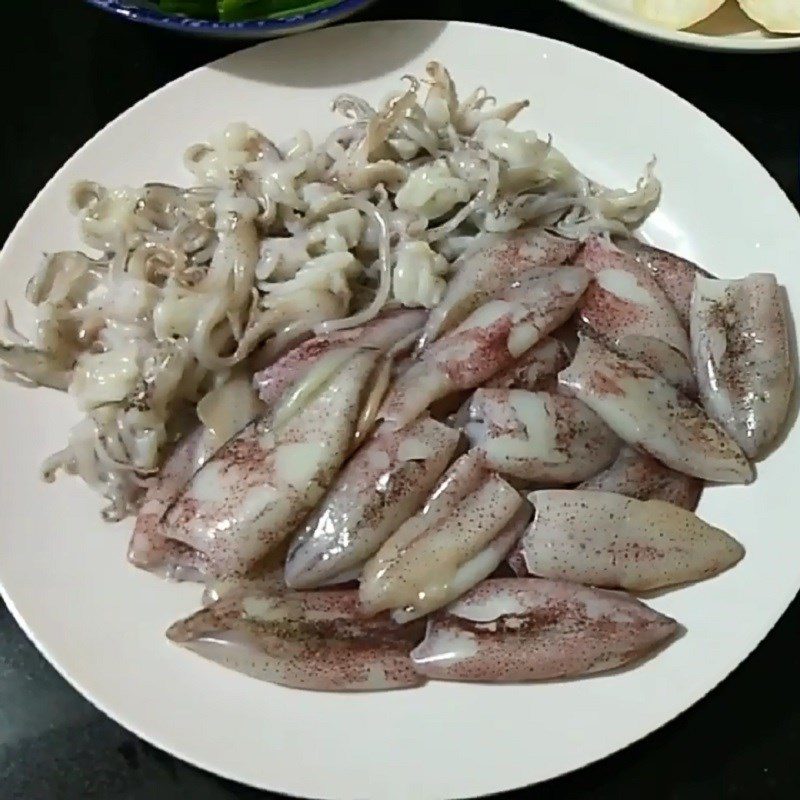 Step 1 Prepare squid Squid stir-fried with pineapple