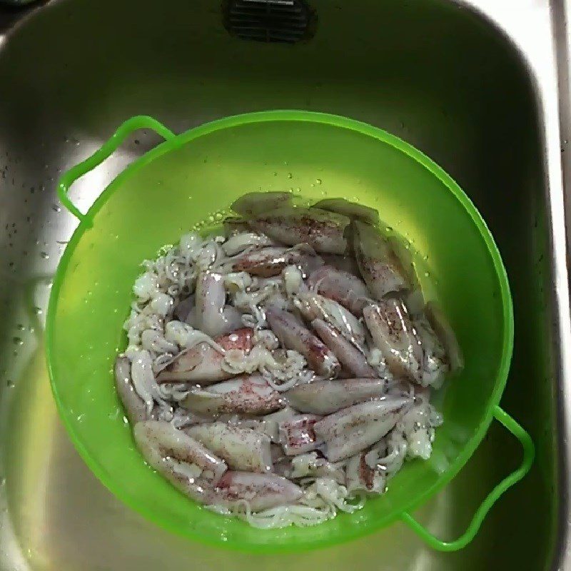 Step 1 Prepare the squid Stir-fried Squid with Pineapple