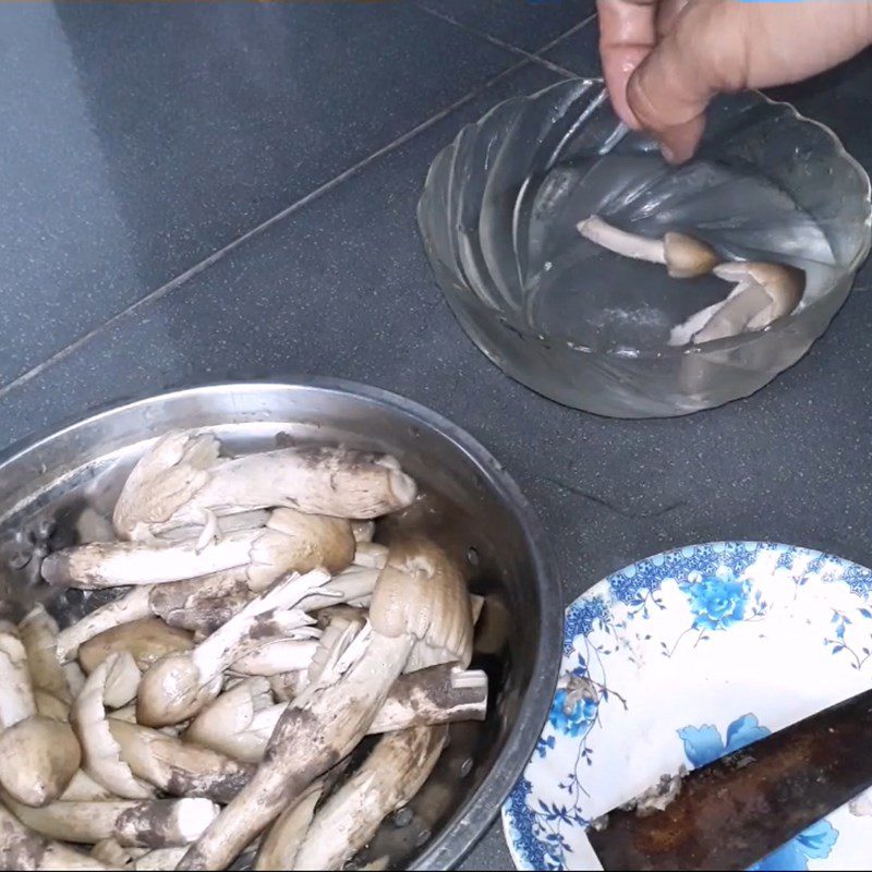 Step 1 Prepare the mushrooms for Fried Mushrooms with Pepper