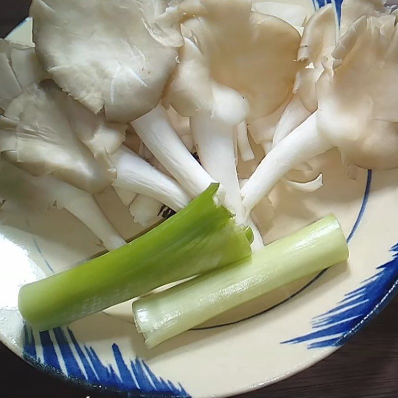 Step 1 Prepare oyster mushrooms and green onions Vegetarian bread sauce with oyster mushrooms