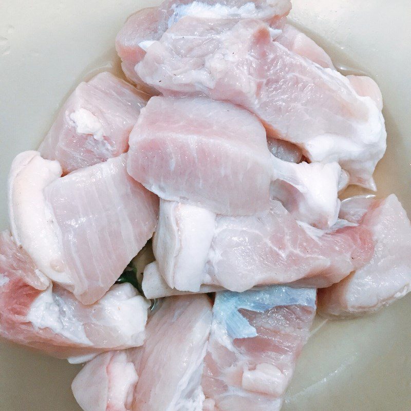 Step 1 Prepare the ingredients for Braised Pork with Eggs without coconut water