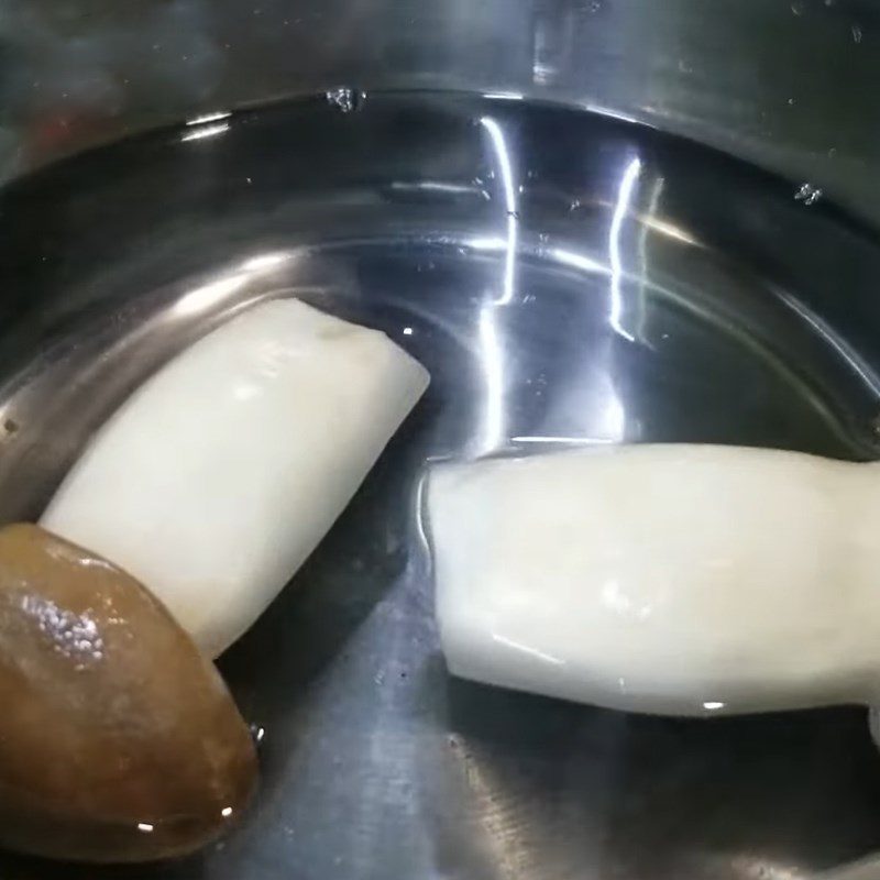 Step 1 Prepare chicken thigh mushrooms for vegetarian fried spring rolls