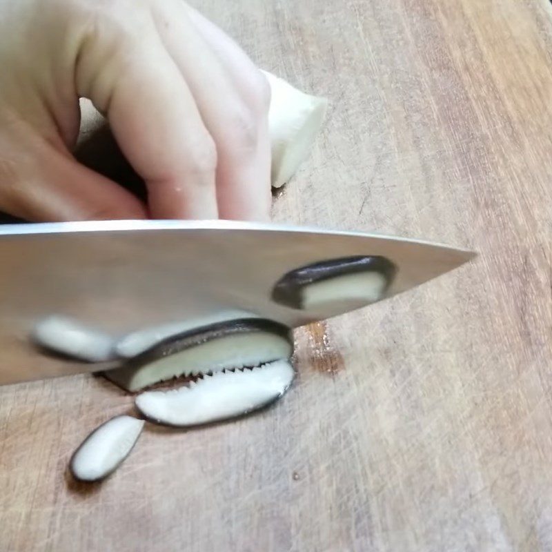 Step 1 Prepare chicken thigh mushrooms for vegetarian fried spring rolls