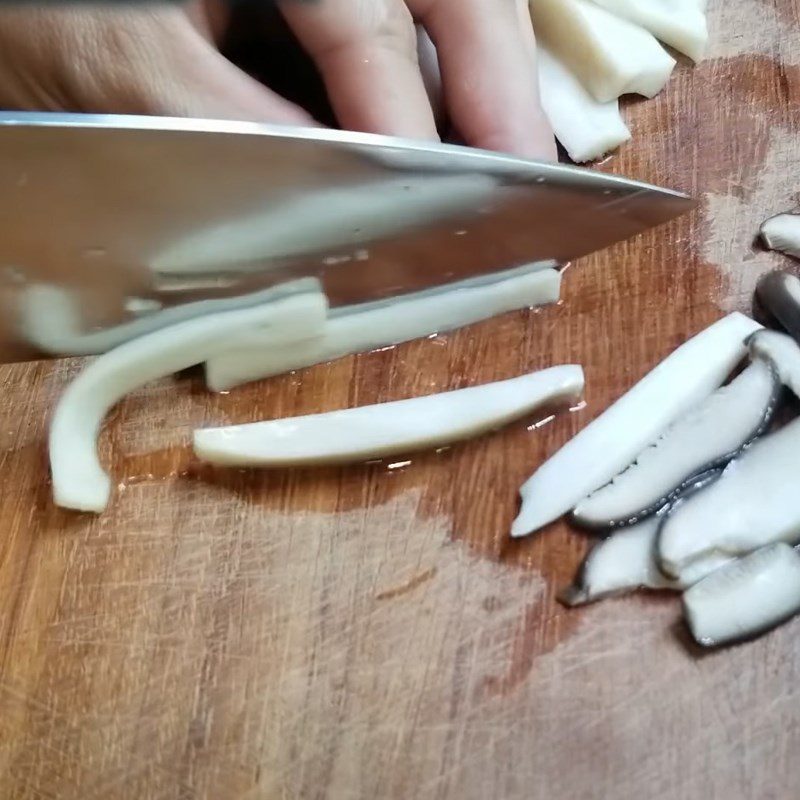 Step 1 Prepare chicken thigh mushrooms for vegetarian fried spring rolls