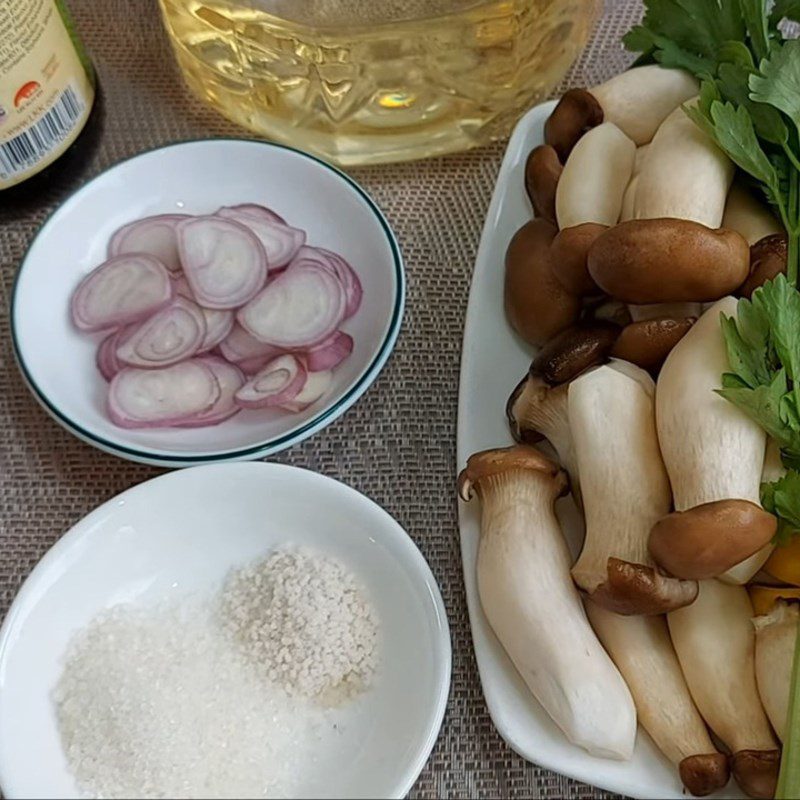 Step 2 Prepare the chicken leg mushrooms and other ingredients Stir-fried chicken leg mushrooms