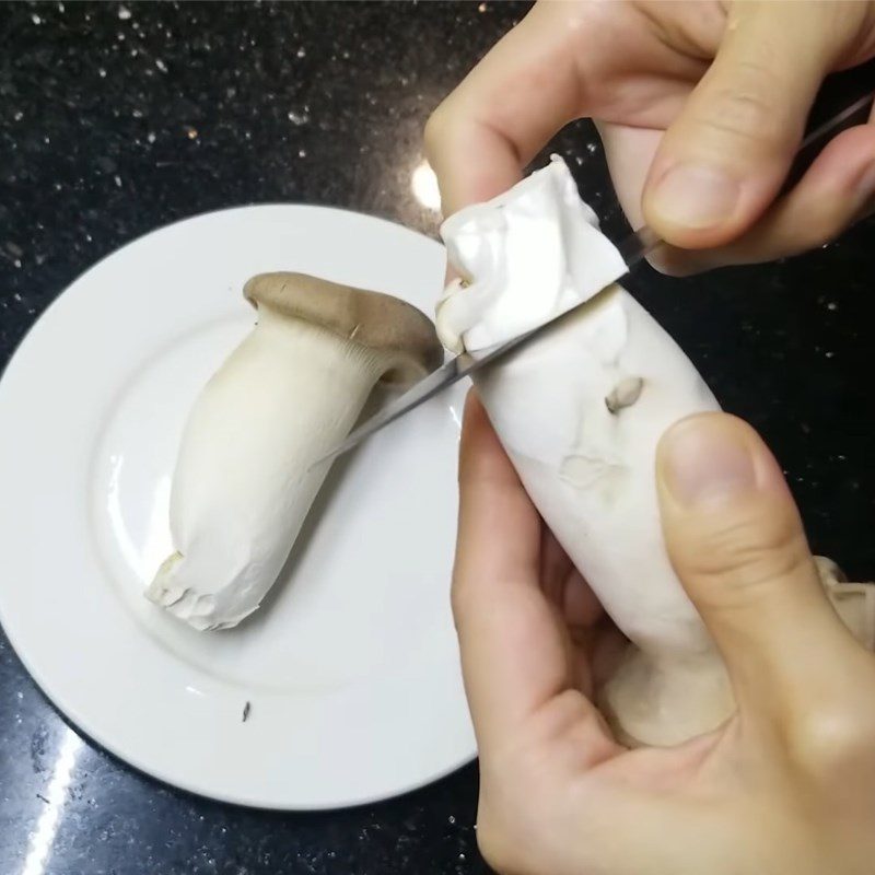 Step 1 Prepare chicken thigh mushrooms for vegetarian fried spring rolls