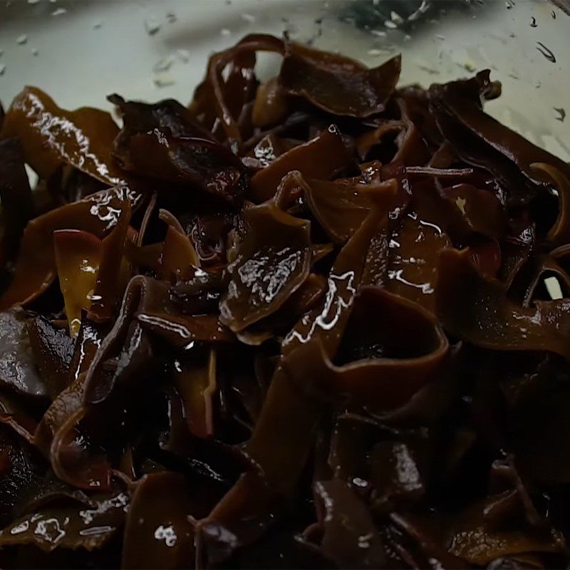 Step 1 Prepare wood ear mushrooms Stir-Fried Vegetarian Noodles with Vegetables and Mushrooms