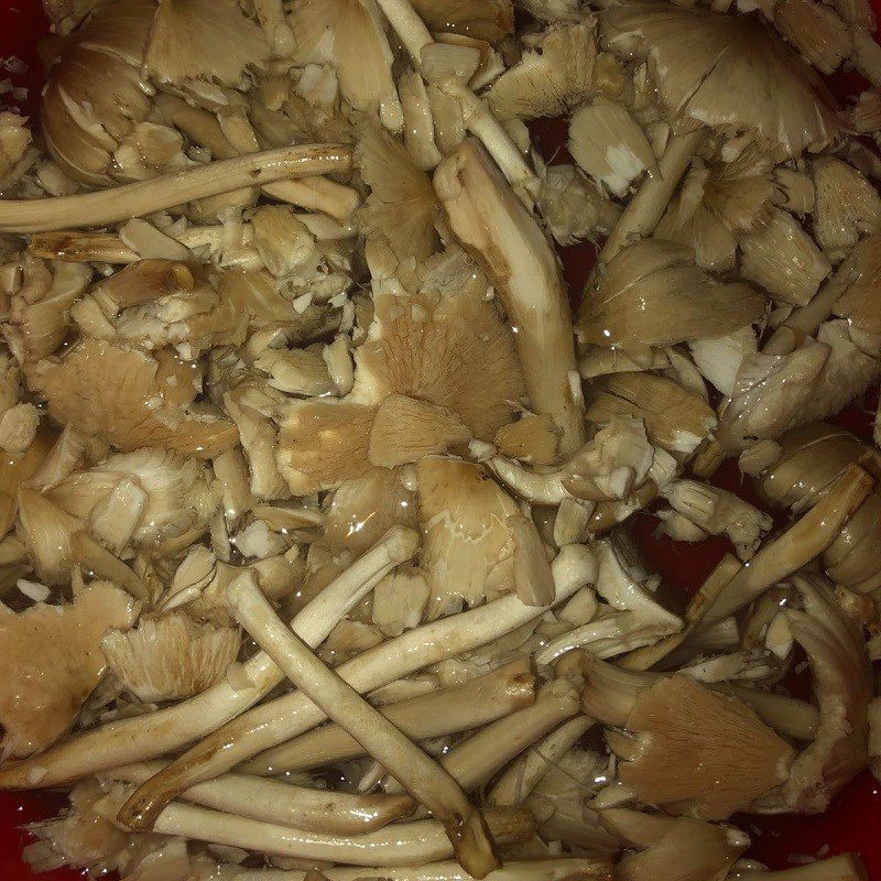 Step 1 Prepare the mushrooms for Stir-fried Rice Vermicelli