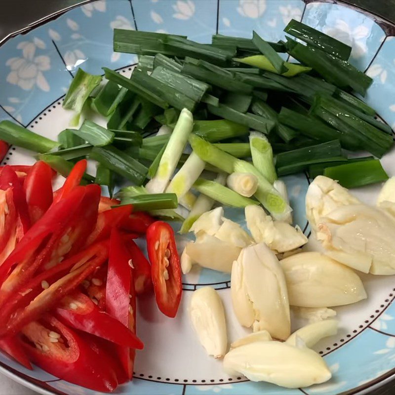 Step 1 Prepare ingredients for stir-fried cauliflower with mushrooms