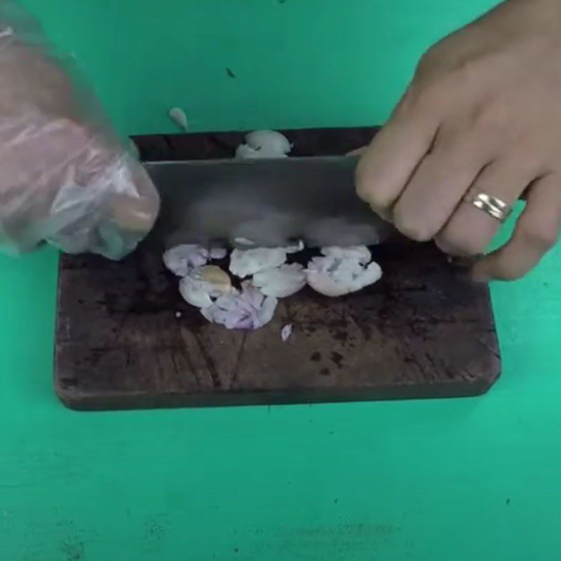 Step 1 Prepare the ingredients for fertilized duck eggs stir-fried with tamarind